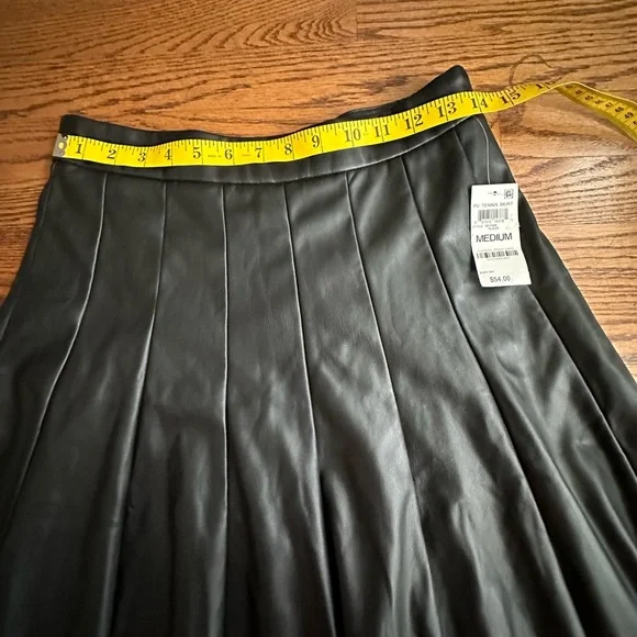 And now this mini black skirt size medium - Picture 2 of 5
